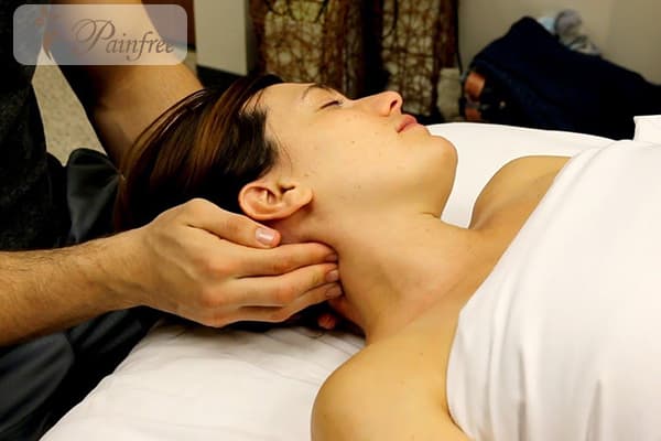 ماساژ پشت گردن و زیر فک